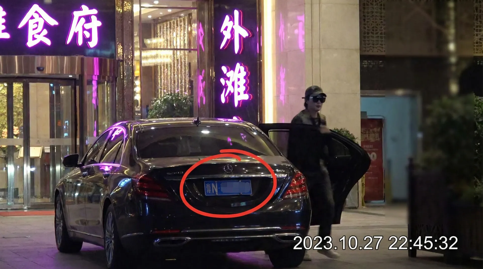 51短视频 - 热门视频与精选视频推荐 - 豪车餐厅外被拍